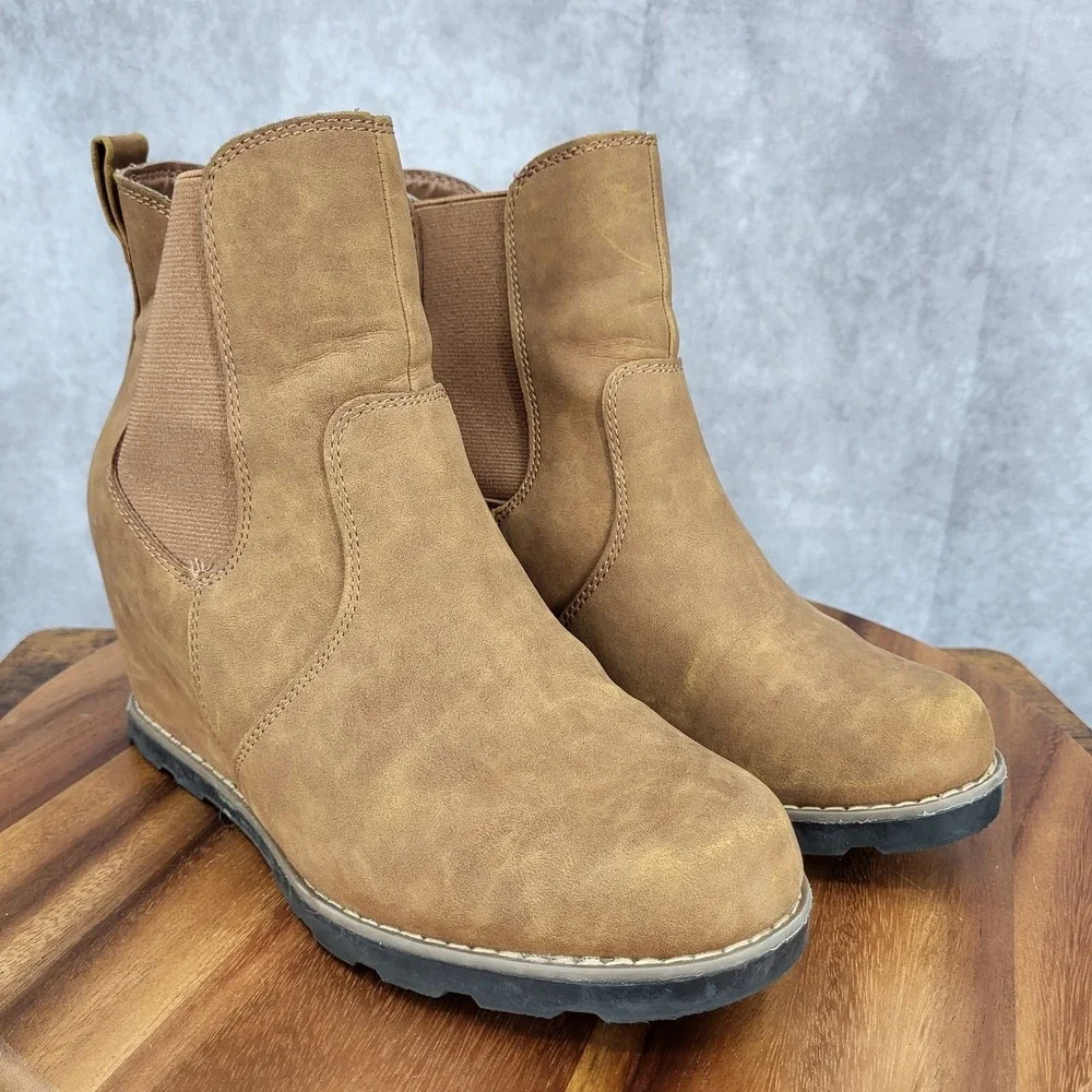 Universal Thread Chelsea Boots‎ Womens Amalia 9.5  Brown Faux Leather Wedge
